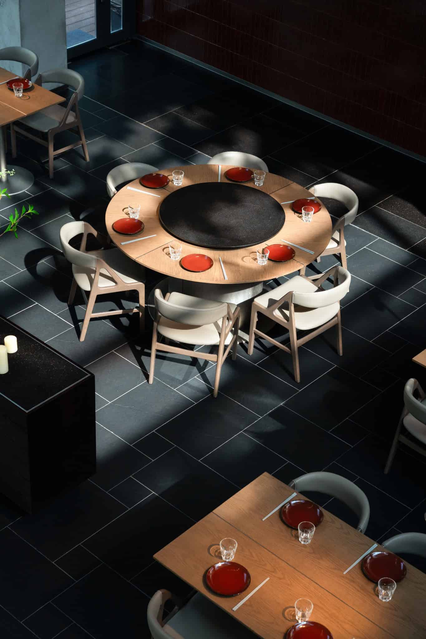 Yang’s Qing Lobster · Bai Jia Hu Store Round Table Setup by IN.X Yang’s Qing Lobster · Bai Jia Hu Store by IN.X — round table setup, Nanjing, China