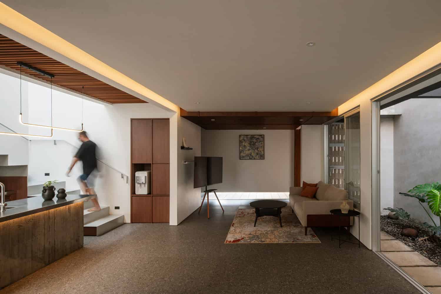 10º House by STUDIE, living room connected to courtyard in Jakarta, Indonesia