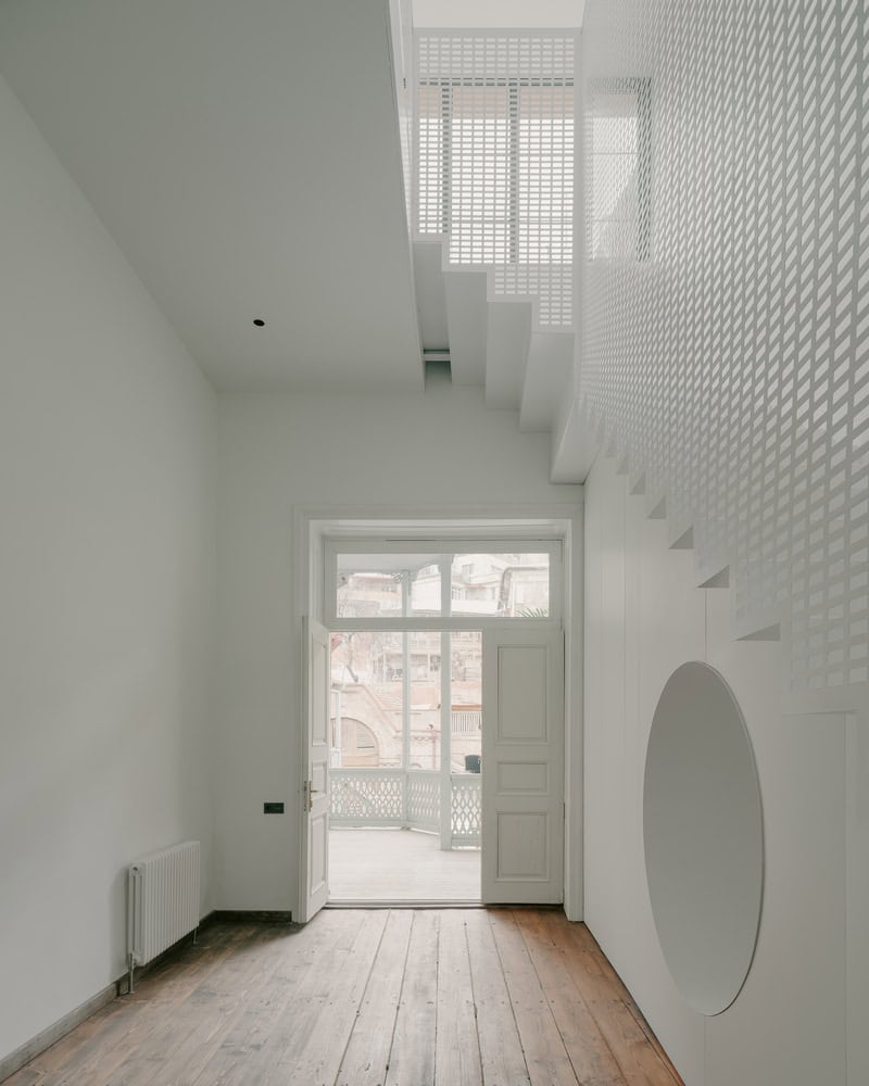 Birdsnest House Hall Terrace View by TIMM Architecture Birdsnest House by TIMM Architecture, bright hall with view to terrace in Tbilisi, Georgia