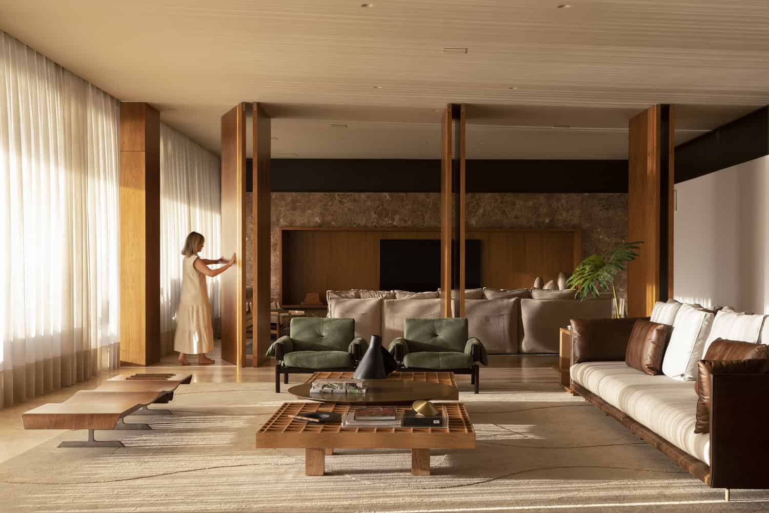 Living room partition panels in FE House by N2B Arquitetura