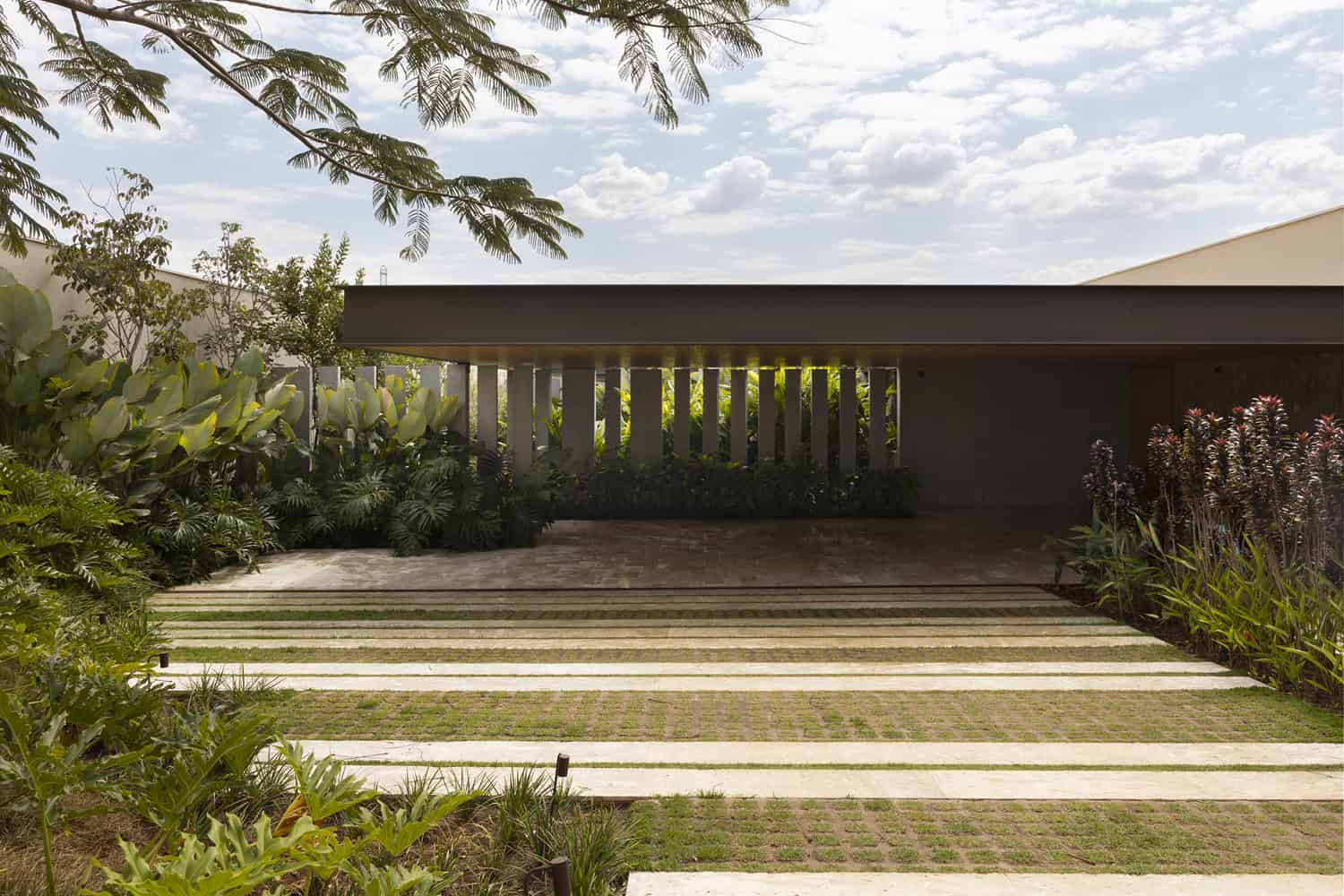 FE House by N2B Arquitetura front facade and garage in Ribeirão Preto, Brazil