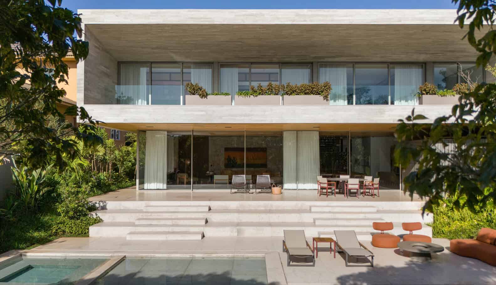 Rear facade of House AL with pool terrace by N2B Arquitetura in Vila do Golfe, Brazil