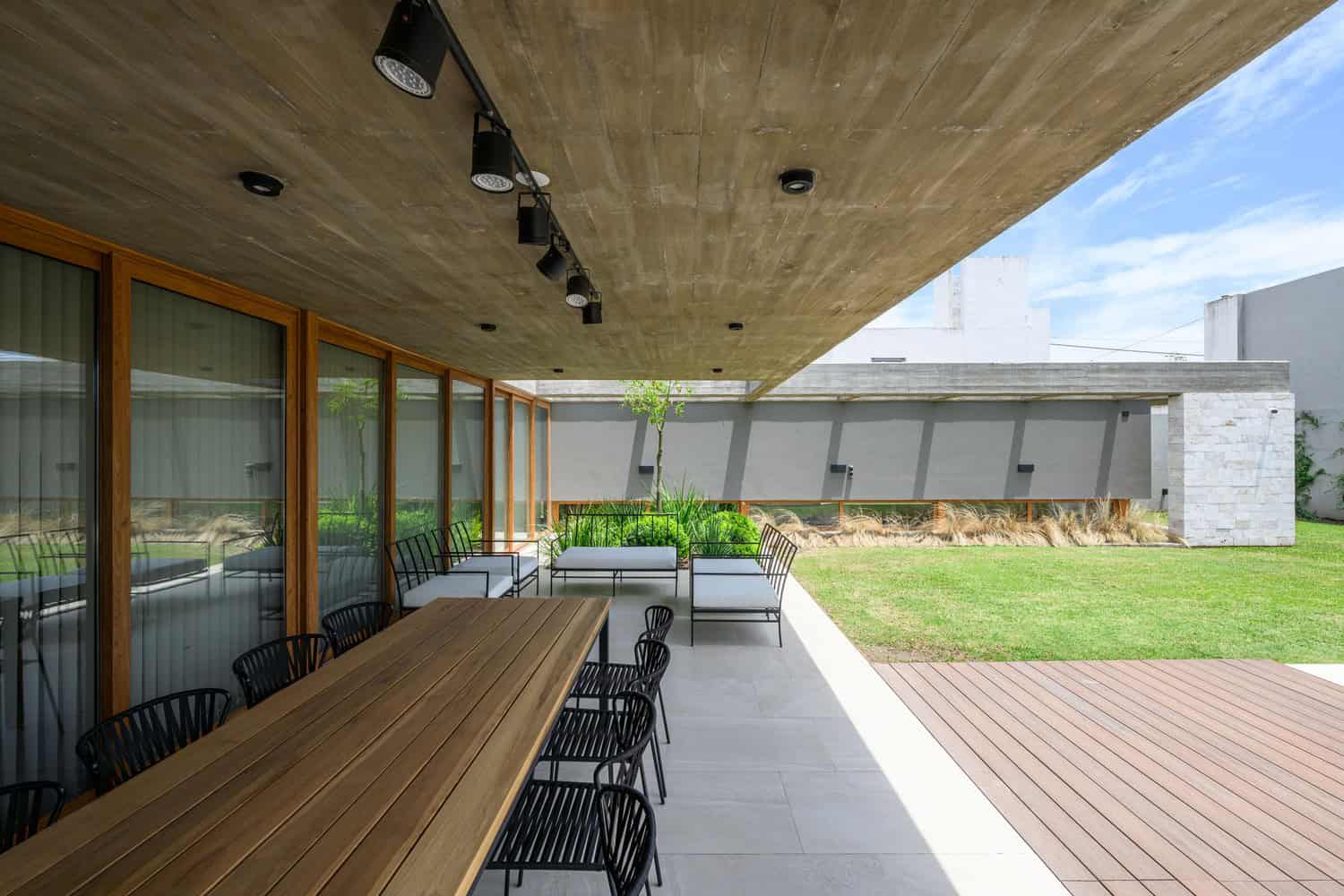House G by Karlen + Clemente — covered terrace dining area, Río Tercero