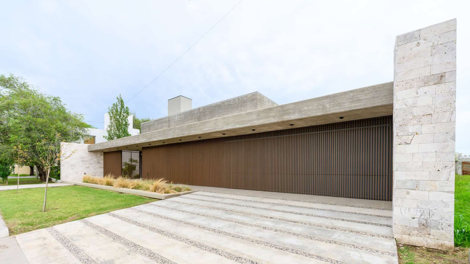 House G by Karlen + Clemente — garage facade and driveway, Río Tercero