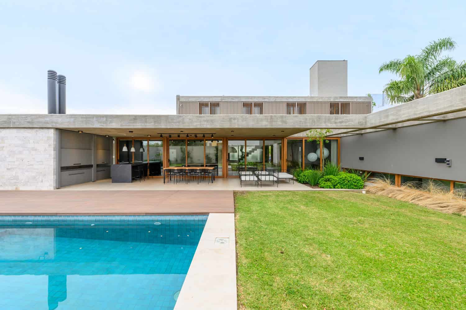 House G by Karlen + Clemente — garden facade with pool, Río Tercero