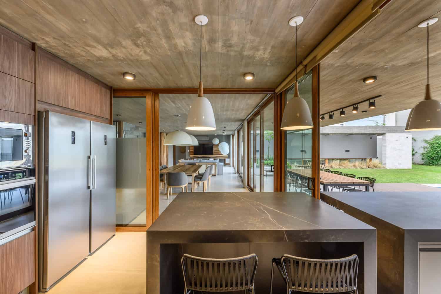 House G by Karlen + Clemente — kitchen with appliances wall and island, Río Tercero