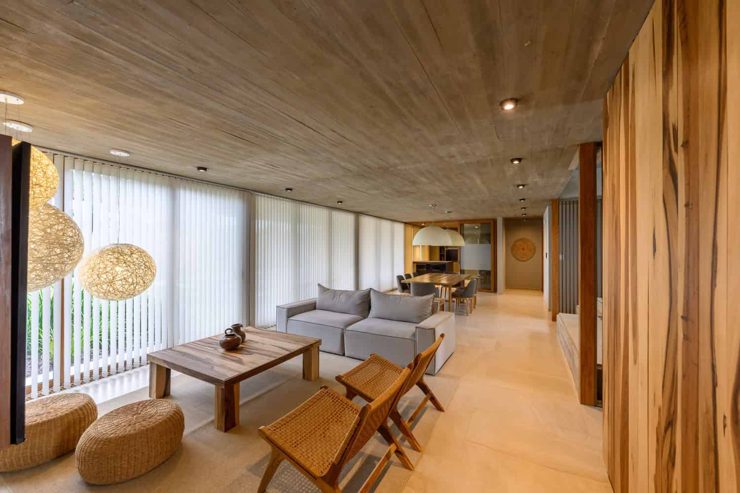 House G by Karlen + Clemente — living lounge with vertical blinds, Río Tercero