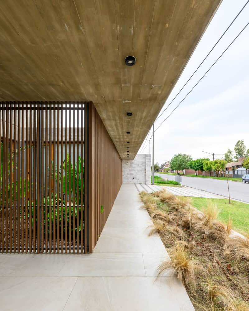 House G by Karlen + Clemente — porch depth with vertical slats, Río Tercero