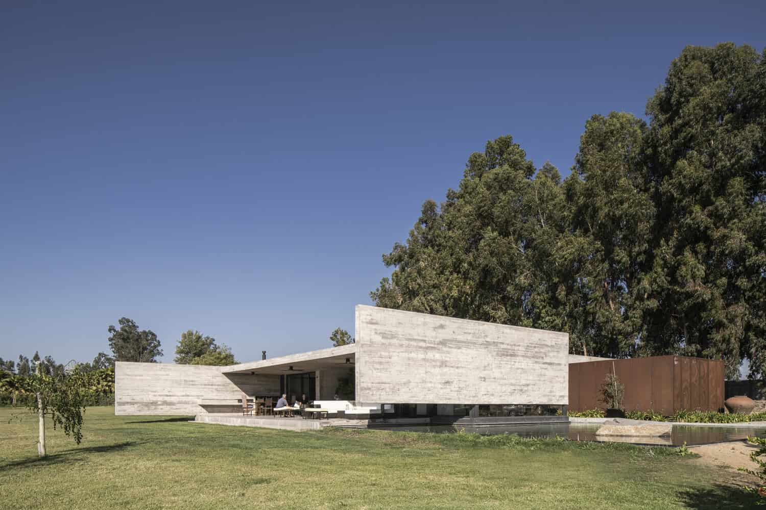 House La Primavera by Nicolas Vicente – rear terrace cantilever, Chile