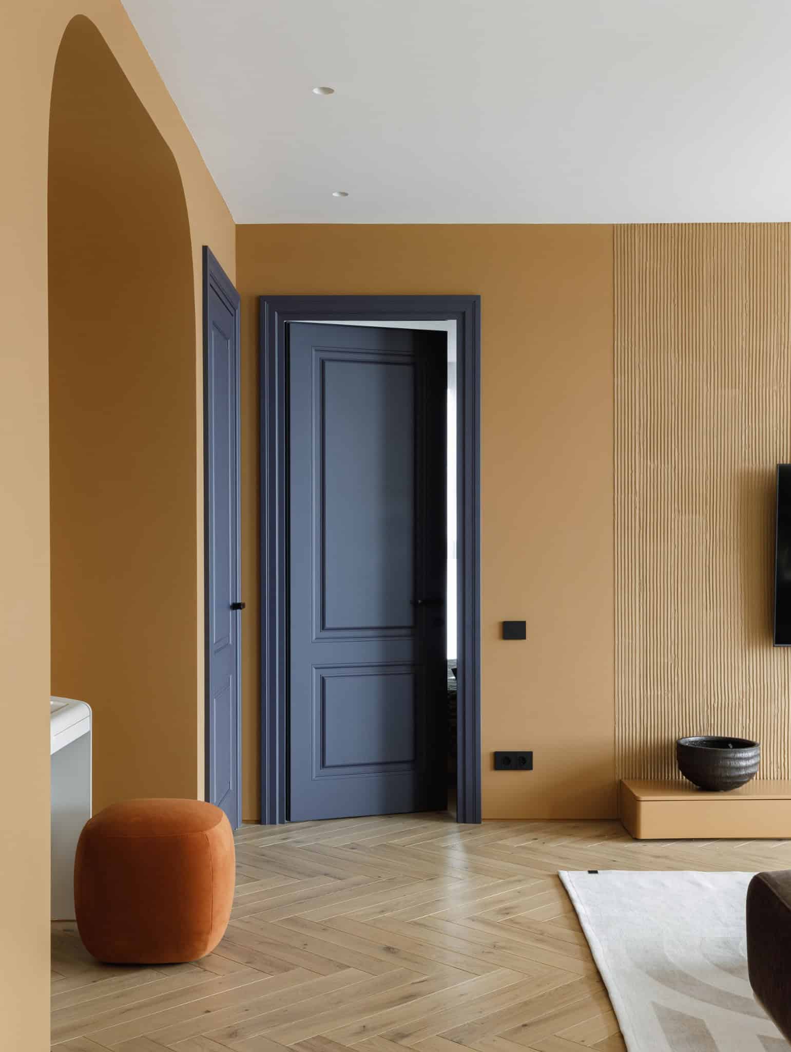 Lesoparkovy Apartment by STARIKOVA.ARCHITECTS living room with arched niche and blue door in Chelyabinsk, Russia