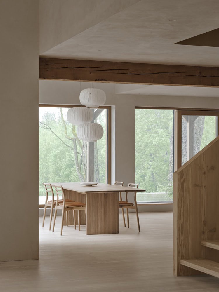 Maison Melba dining area by Atelier L’Abri with oak table, chairs and paper lantern pendants in Frelighsburg, Quebec
