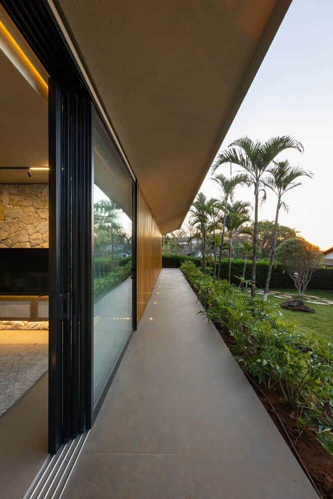 MCZ House Corridor Evening Light by NIU Arquitetura e Construção MCZ House by NIU Arquitetura e Construção, corridor with evening light reflections in Cristais Paulista, São Paulo, Brazil