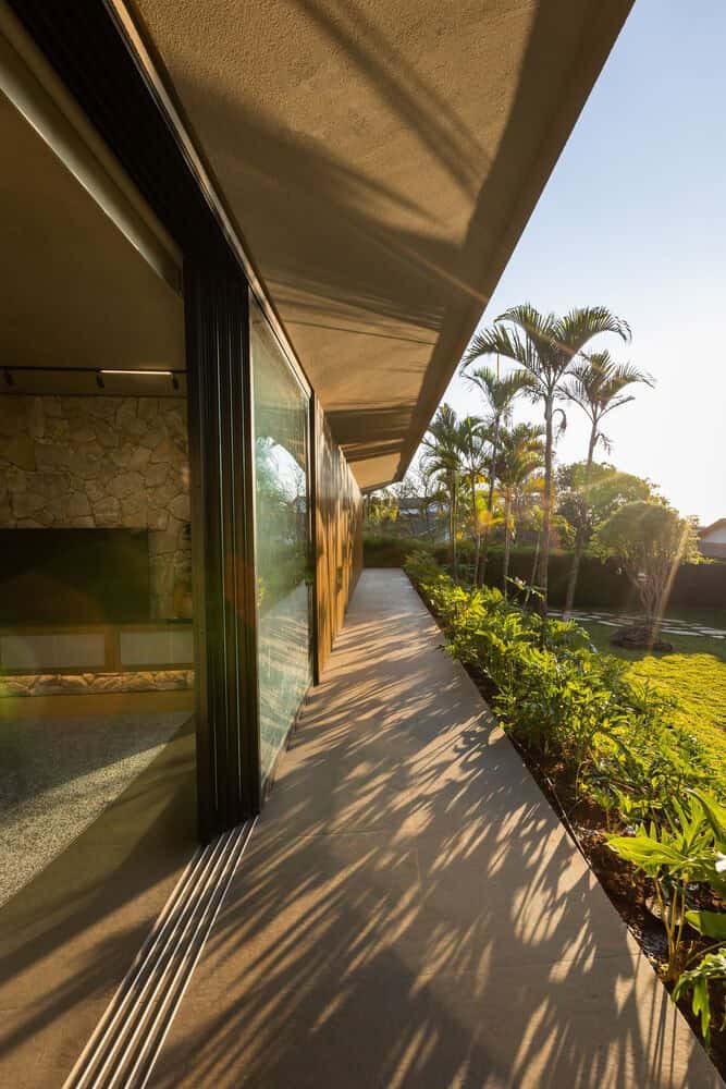MCZ House Corridor Glass Garden by NIU Arquitetura e Construção MCZ House by NIU Arquitetura e Construção, corridor with glass wall and garden view in Cristais Paulista, São Paulo, Brazil