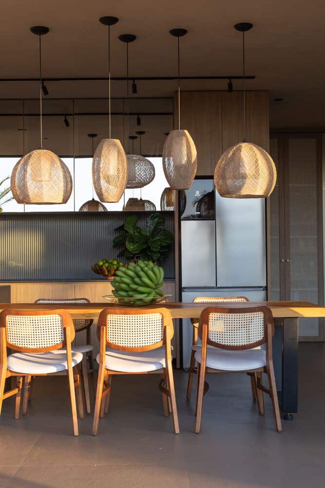 MCZ House Dining Rattan Pendants by NIU Arquitetura e Construção MCZ House by NIU Arquitetura e Construção, dining area with rattan pendant lights in Cristais Paulista, São Paulo, Brazil