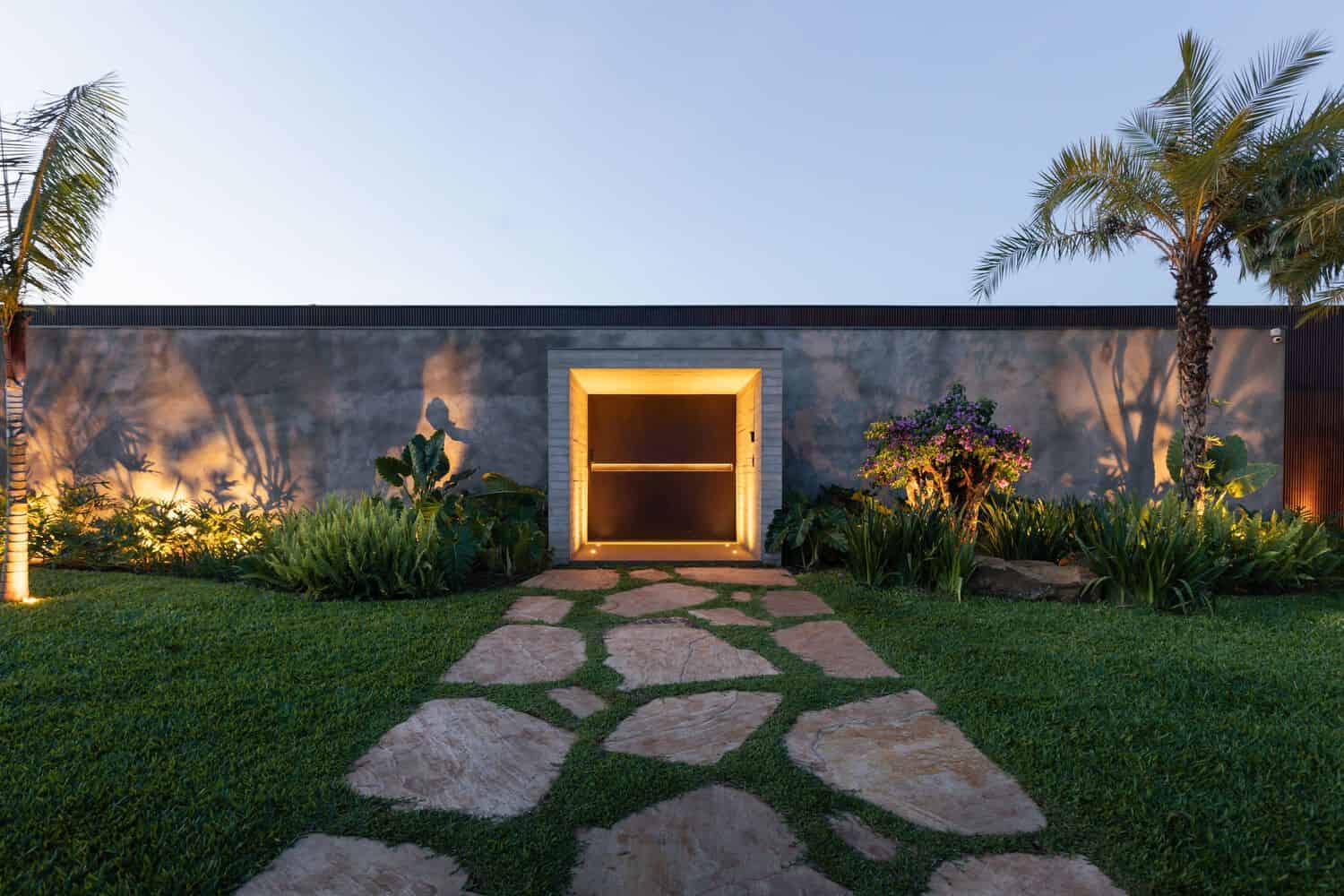 MCZ House Entrance Path Garden by NIU Arquitetura e Construção MCZ House by NIU Arquitetura e Construção, garden path leading to the illuminated entrance in Cristais Paulista, São Paulo, Brazil