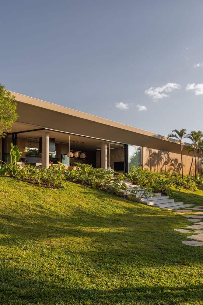 MCZ House Exterior Angled Roof Lawn by NIU Arquitetura e Construção MCZ House by NIU Arquitetura e Construção, exterior with angled roof and lawn in Cristais Paulista, São Paulo, Brazil