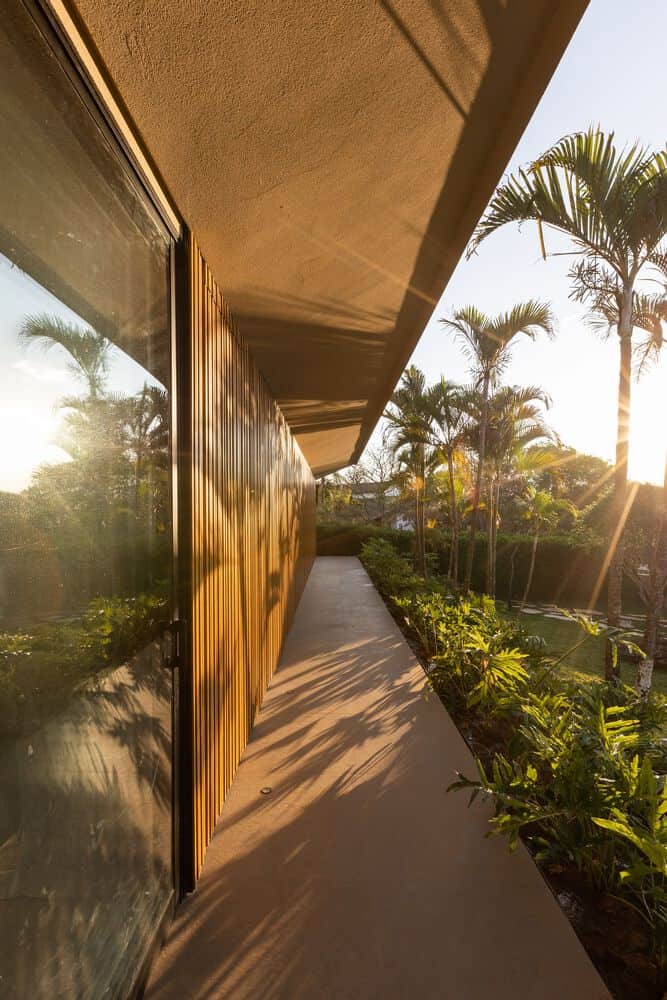 MCZ House Facade Wood Slats Sun by NIU Arquitetura e Construção MCZ House by NIU Arquitetura e Construção, corridor by facade with wood slats in sunlight, Cristais Paulista, São Paulo, Brazil