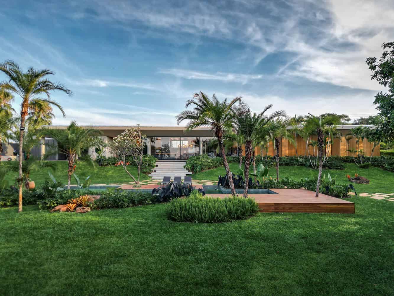MCZ House Garden Pool Daylight by NIU Arquitetura e Construção MCZ House by NIU Arquitetura e Construção, garden with pool and palm trees during daytime in Cristais Paulista, São Paulo, Brazil