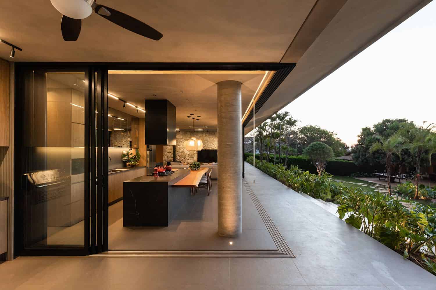 MCZ House Kitchen Island Terrace by NIU Arquitetura e Construção MCZ House by NIU Arquitetura e Construção, kitchen island opening to terrace with garden views in Cristais Paulista, São Paulo, Brazil