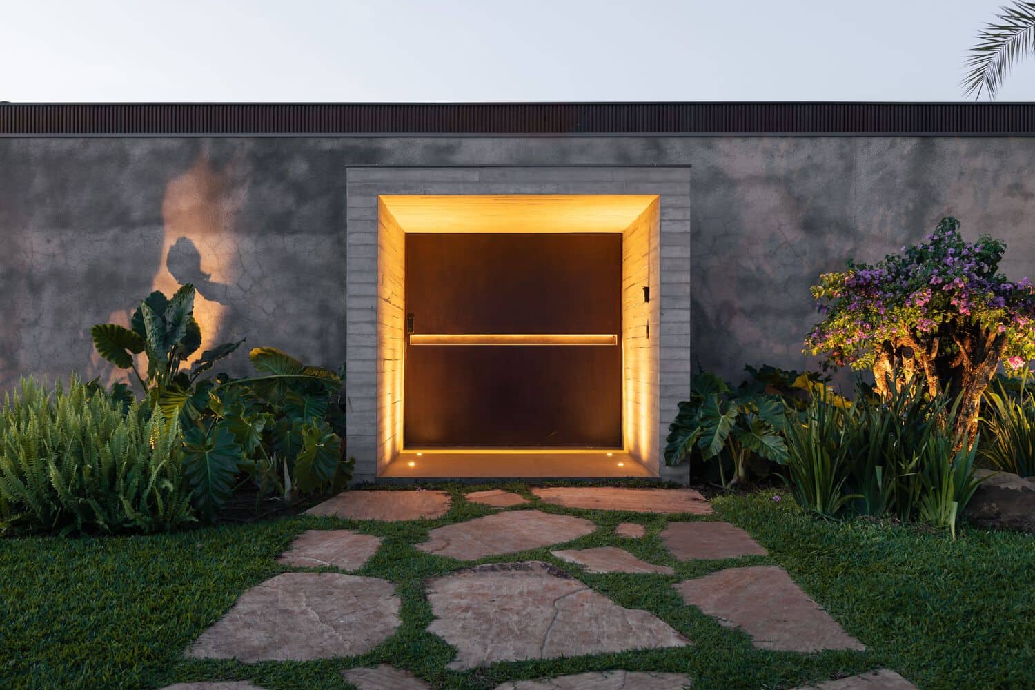 MCZ House Main Entrance Detail by NIU Arquitetura e Construção MCZ House by NIU Arquitetura e Construção, detailed view of main entrance lighting and textures in Cristais Paulista, São Paulo, Brazil