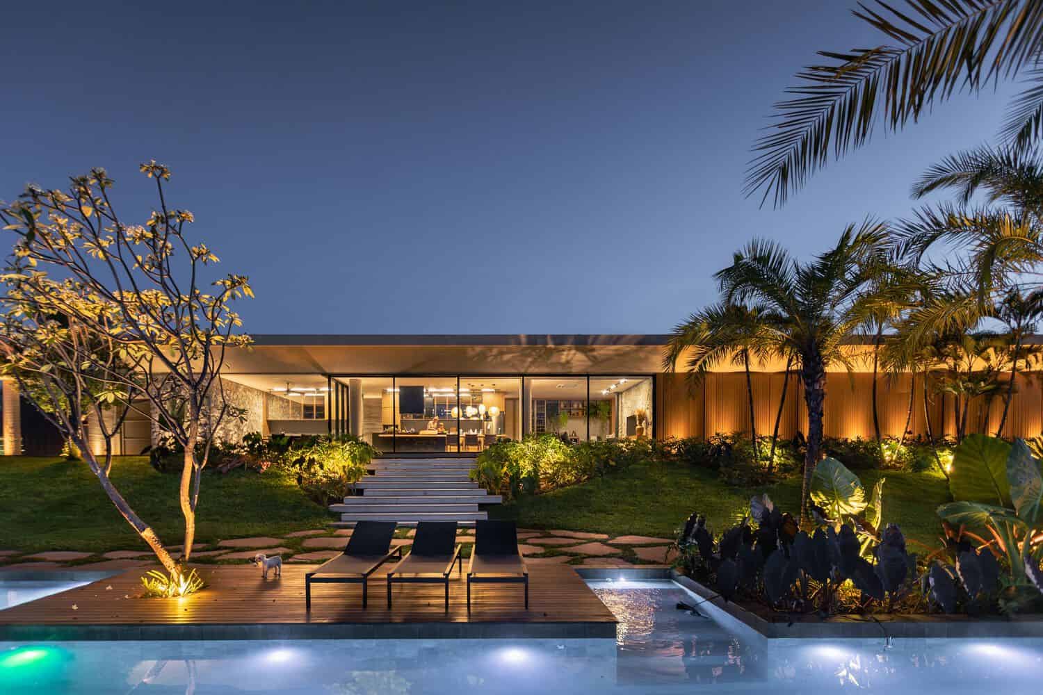 MCZ House Pool Evening Lights by NIU Arquitetura e Construção MCZ House by NIU Arquitetura e Construção, pool with ambient evening lights and reflections in Cristais Paulista, São Paulo, Brazil