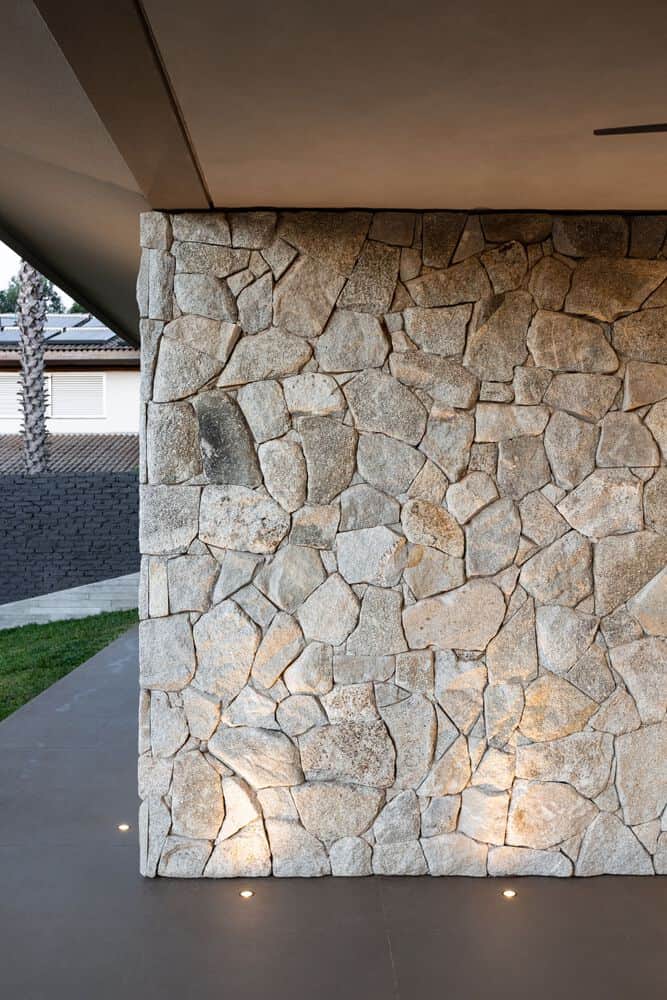 MCZ House Stone Feature Wall by NIU Arquitetura e Construção MCZ House by NIU Arquitetura e Construção, close-up of illuminated stone feature wall in Cristais Paulista, São Paulo, Brazil
