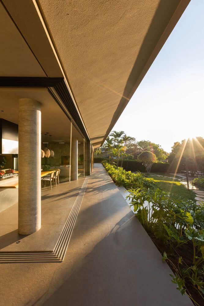 MCZ House Veranda Eaves Columns by NIU Arquitetura e Construção MCZ House by NIU Arquitetura e Construção, deep veranda with eaves and concrete columns in Cristais Paulista, São Paulo, Brazil