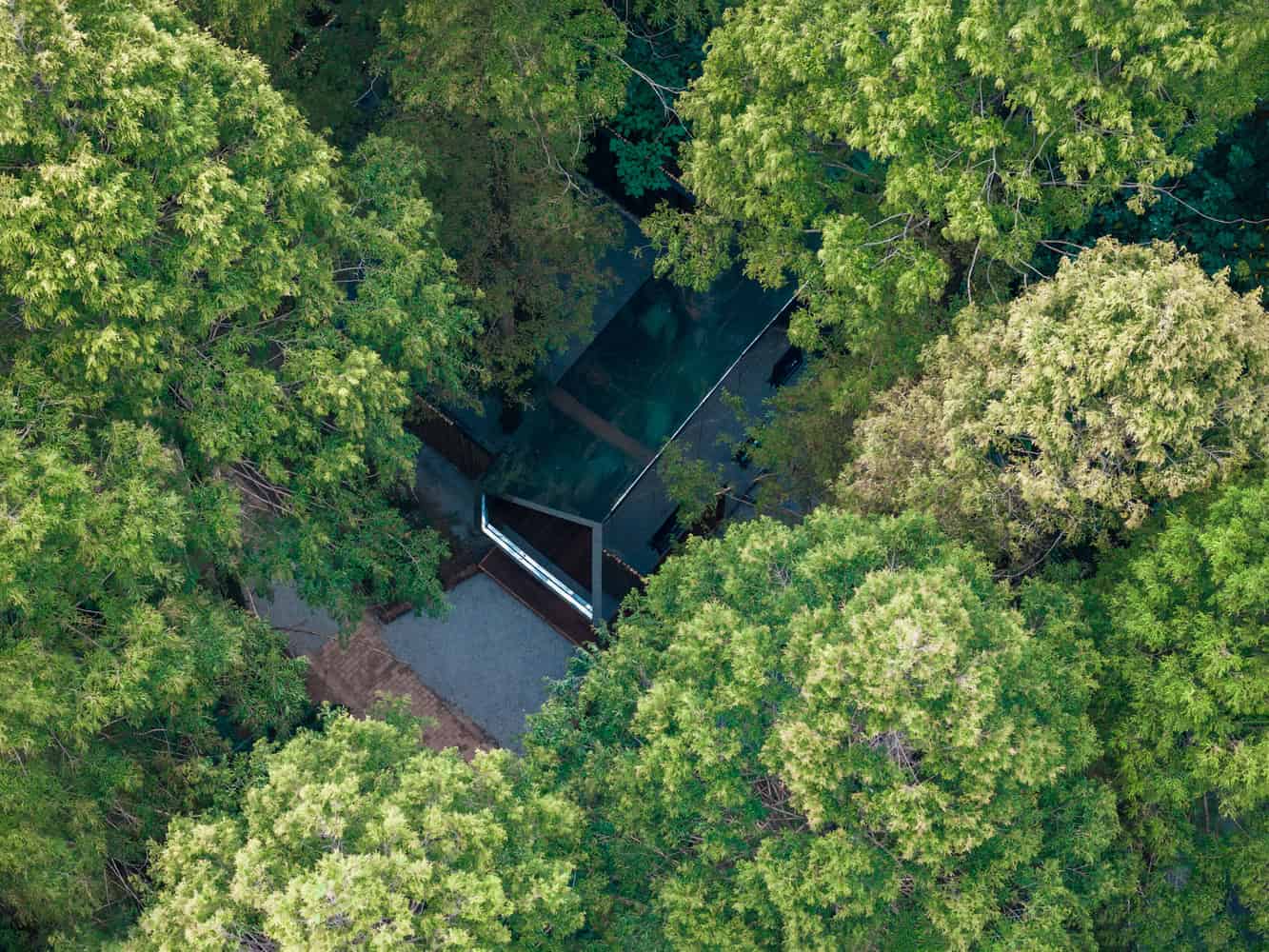 Merryda Wiki World-Secret Camp Aerial Forest Roof by Wiki World + Advanced Architecture Lab Merryda Wiki World-Secret Camp by Wiki World + Advanced Architecture Lab, aerial view of mirrored roof in forest in China