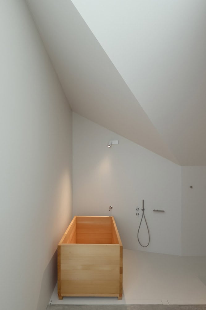 Re-folded House by McLeod Bovell Modern Houses, Japanese soaking tub, Vancouver