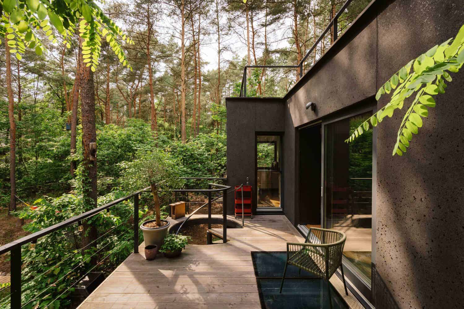 Upper terrace of Skubianka House by SZCZ Jakub Szczesny with forest view in Skubianka