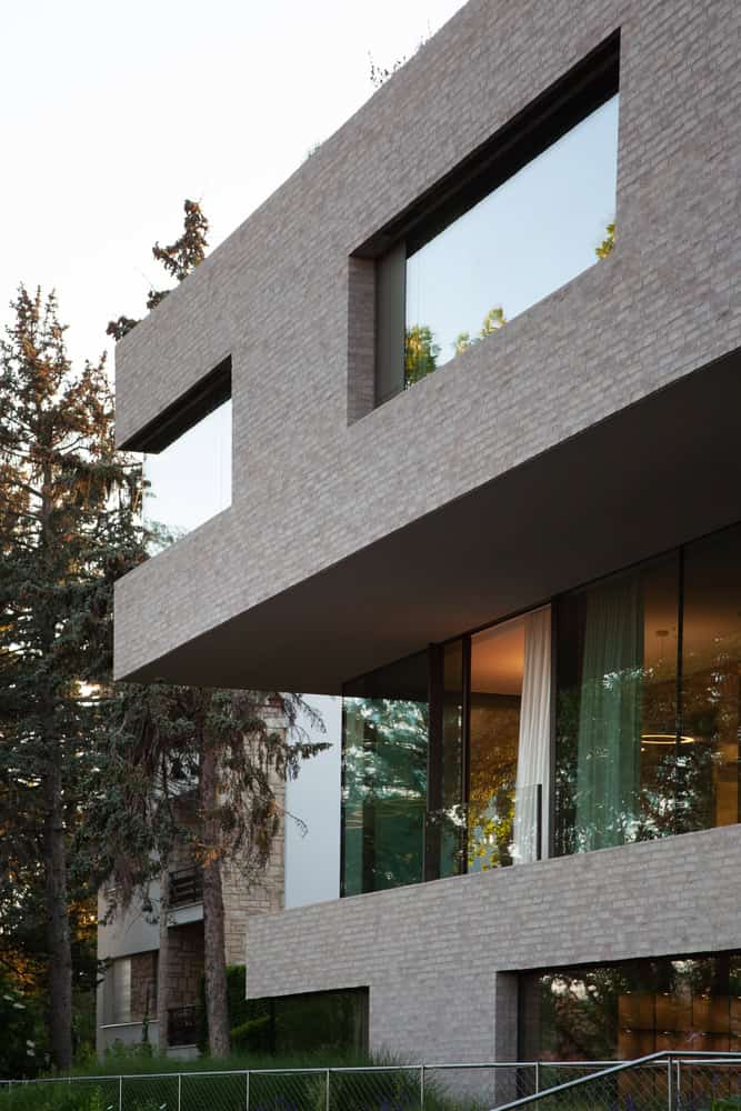 Villa Vista by Znameni Ctyr Architekti, cantilevered upper volume with deep-set corner windows
