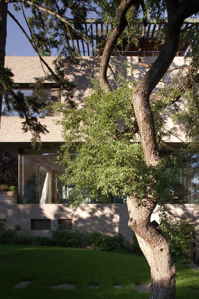 Villa Vista by Znameni Ctyr Architekti, garden lawn with mature tree in front of glazed facade